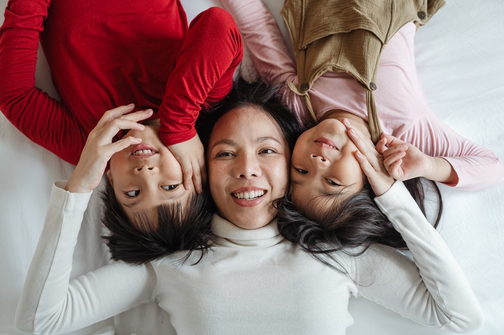 Aries:
Cuando están enamorados, no hay nada que pare a los Aries. Sus muestras de amor estarán llenas de energía y afecto. Sorprenderán constantemente a sus parejas y querrán compartir con ellos momentos llenos de aventura y alegría.

Entregarán su mejor versión para mostrar que son capaces de hacer todo en nombre del amor. Aunque no son fanáticos de las relaciones, cuando aman de verdad, los Aries aman con locura e intensidad.