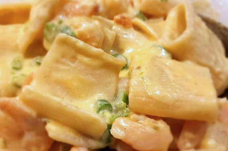Receta para preparar mac and cheese con langostinos y espárragos