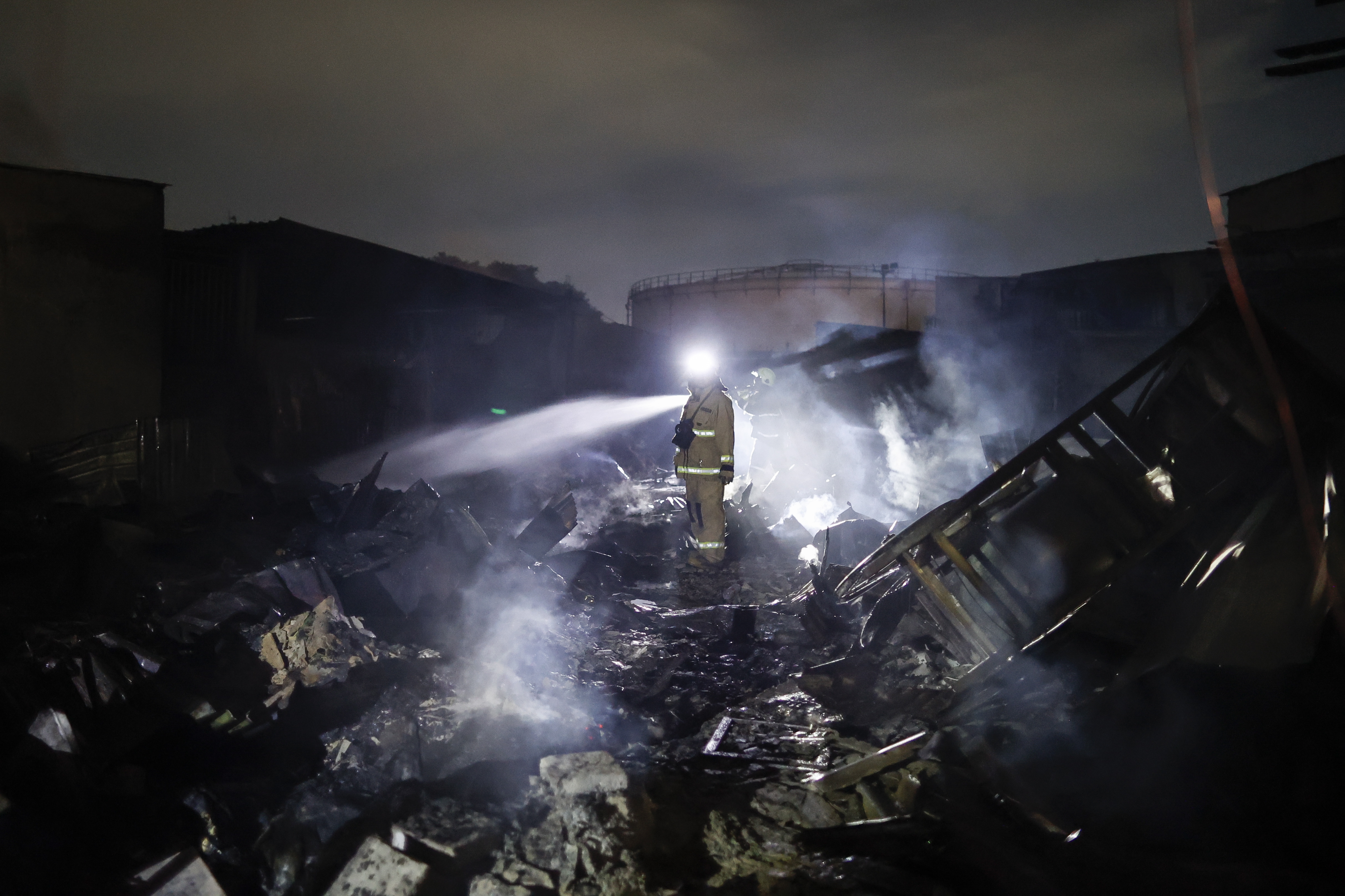 Indonesia: incendio en depósito de combustible deja hasta el momento 16 muertos