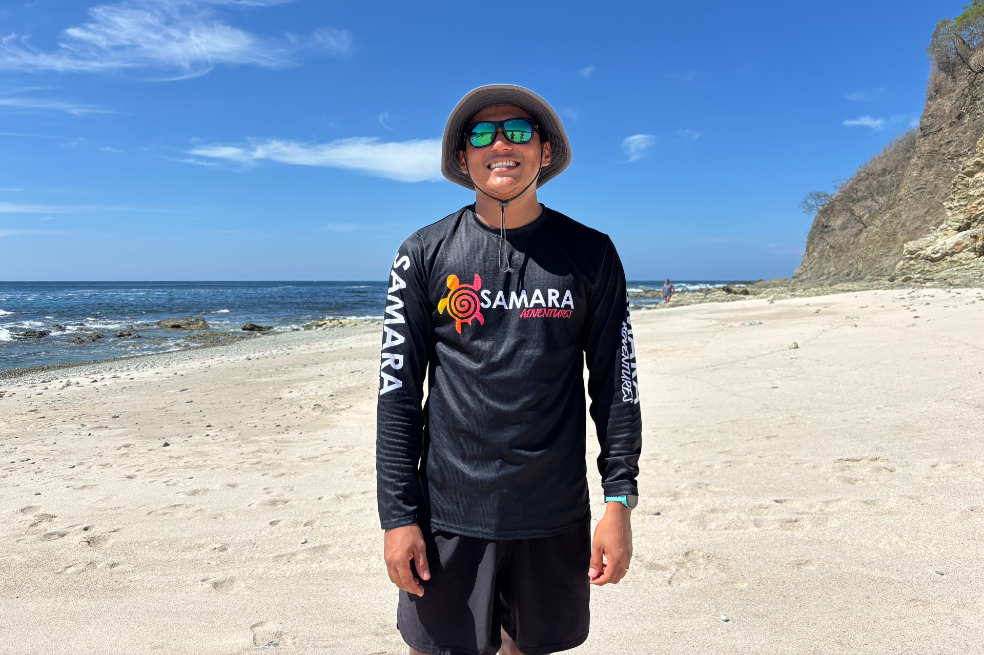 Christopher, guía turístico y especialista en conservación de abejas sin aguijón, quien además participa en proyectos de protección de arrecifes de coral y ecosistemas marinos.