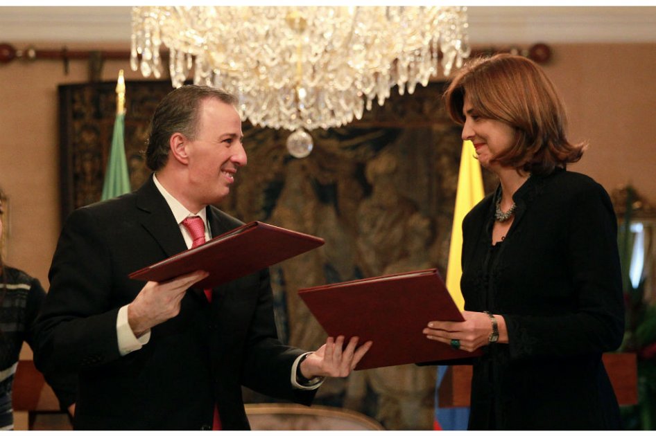 El canciller José Antonio Meade, acompañado de la ministra de Relaciones Exteriores, María Ángela Holguín, quienes trabajarán juntos para incrementar el comercio bilateral y llegar así a una "asociación estratégica". /EFE