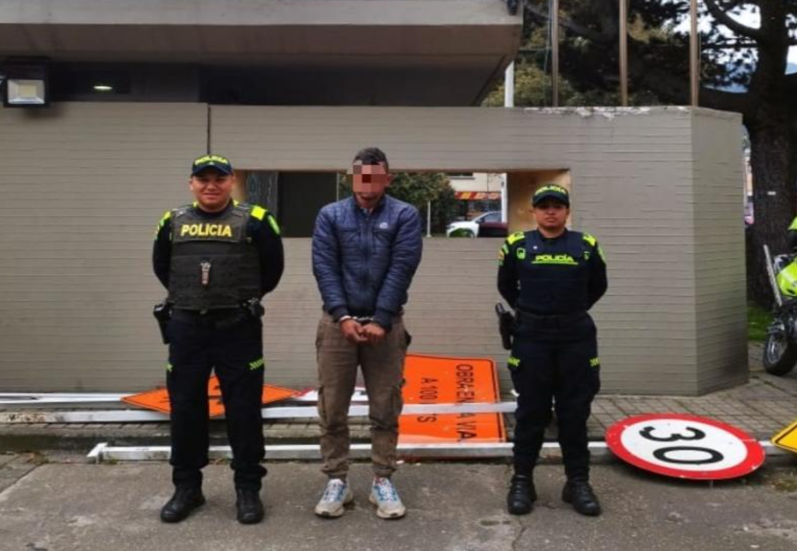 Bogotá: capturan a hombre señalado de robar señales de tránsito en la autopista Norte