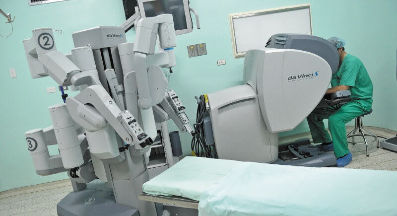 Los robots para cirugía son operados desde una unidad computarizada por médicos.  / Archivo