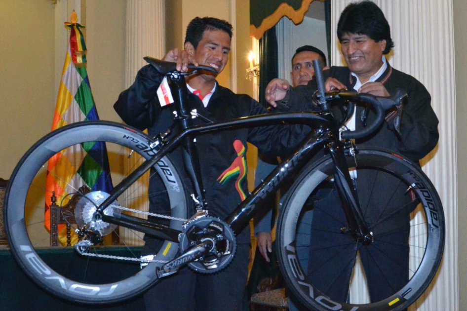 Óscar Soliz recibe una bicicleta del presidente de Bolivia, Evo Morales. //EFE