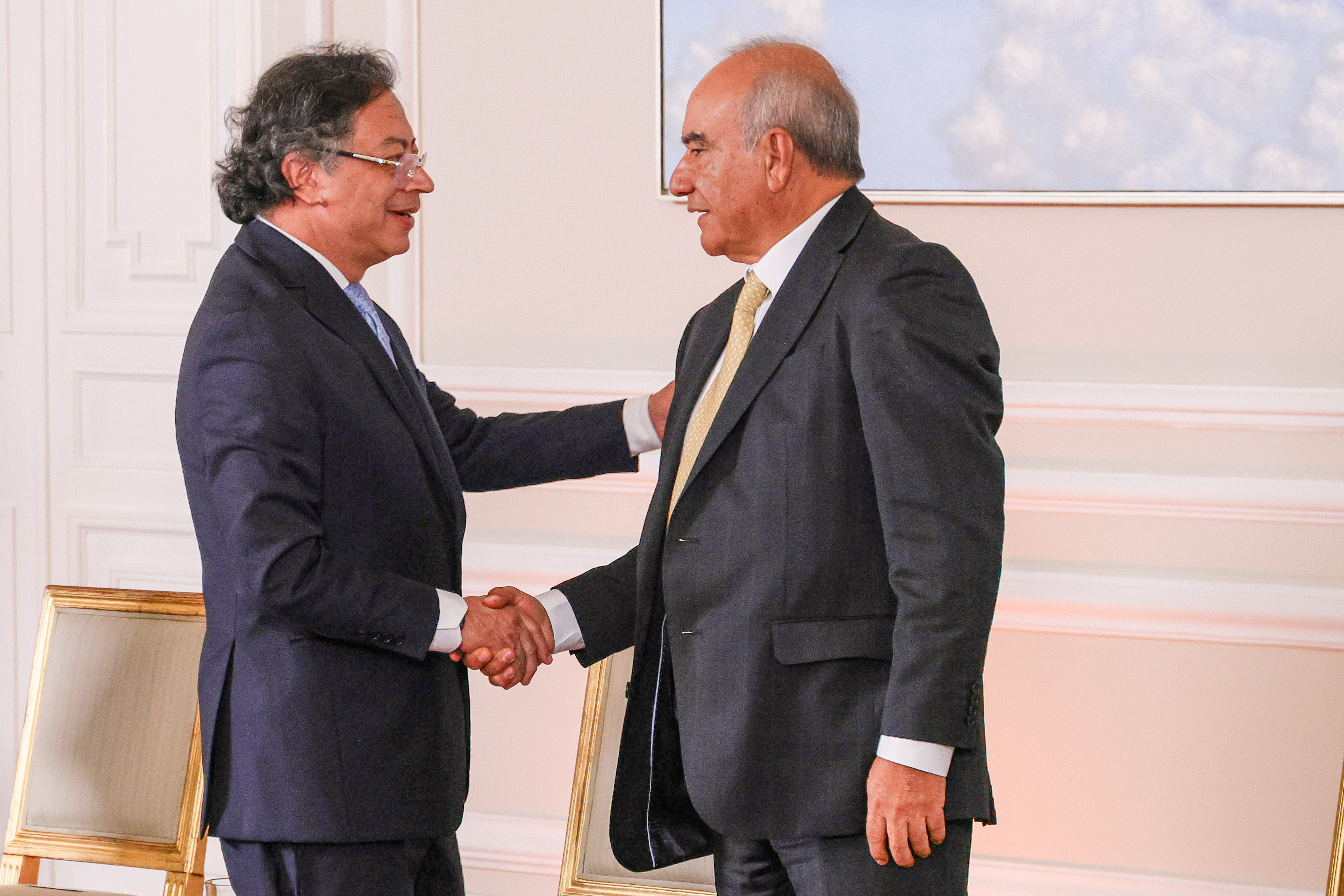 El amigo del presidente que no se declaró impedido en tutela de las muñecas de la mafia