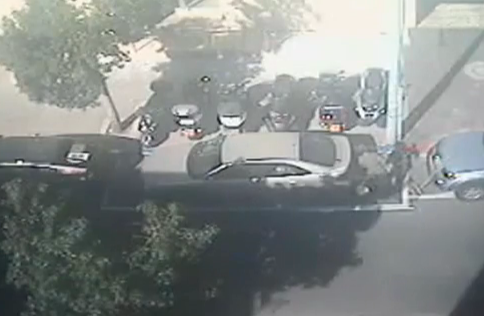 Mujer fue multada por parquear en zona prohibida creada después de que se estacionó