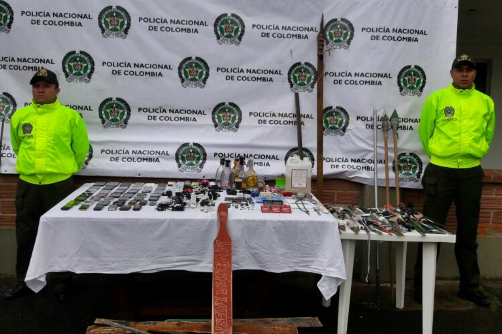 Allanan cárcel en Antioquia que tenía armas blancas y bombas incendiarias escondidas