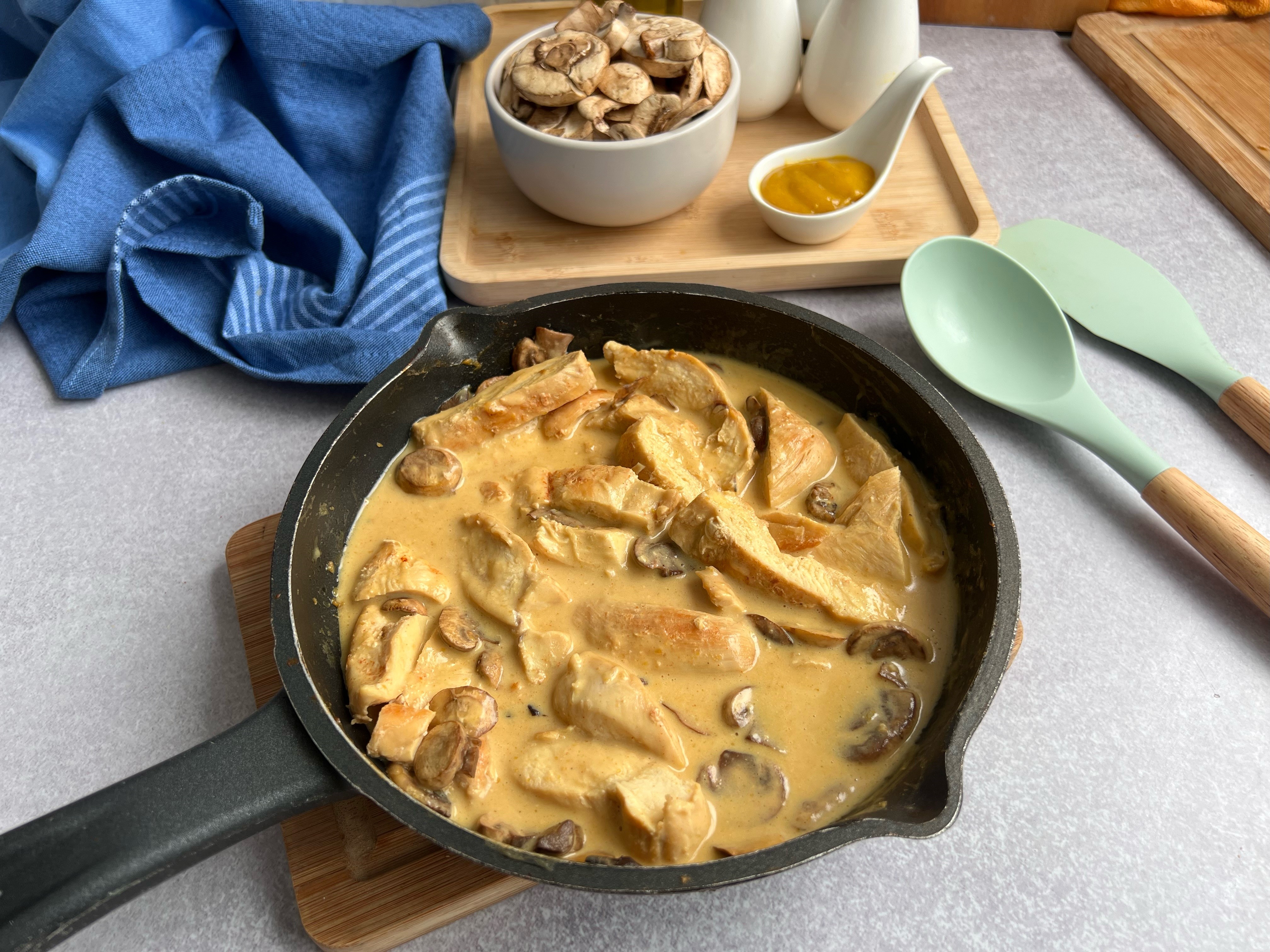 Pechuga en salsa cremosa con mostaza y champiñones