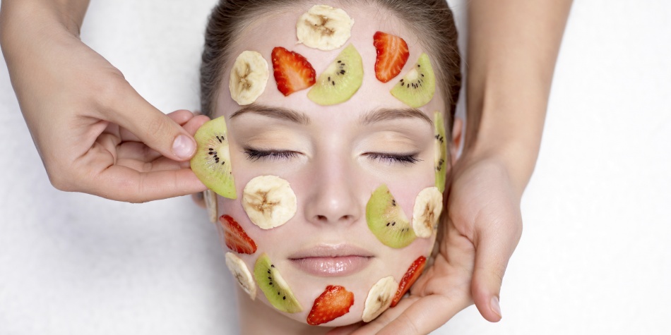 Nueve frutas que puedes aplicarte en el rostro para lucir una piel renovada