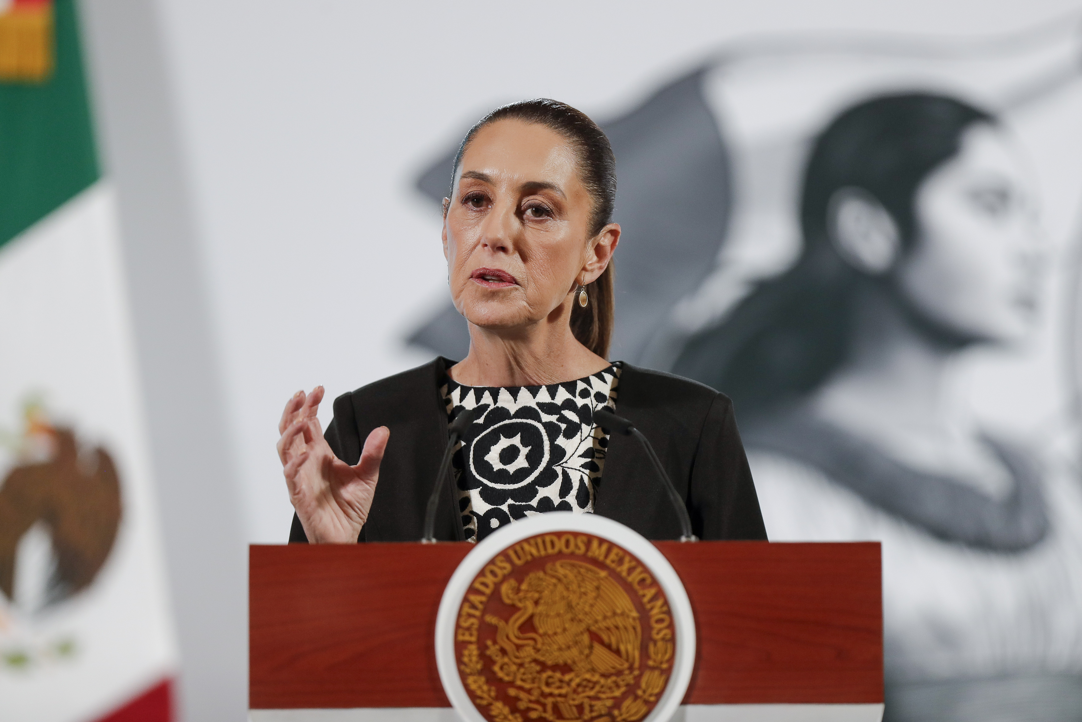 MEX361. CIUDAD DE MÉXICO (MÉXICO), 21/01/2025.- La presidenta de México, Claudia Sheinbaum, habla durante una rueda de prensa este martes, en el Palacio Nacional en Ciudad de México (México). Sheinbaum prometió "defender a México por encima de todo" tras los decretos sobre migración, comercio y narcotráfico que firmó el nuevo mandatario de Estados Unidos, Donald Trump, pero pidió "tener calma". EFE/ Isaac Esquivel