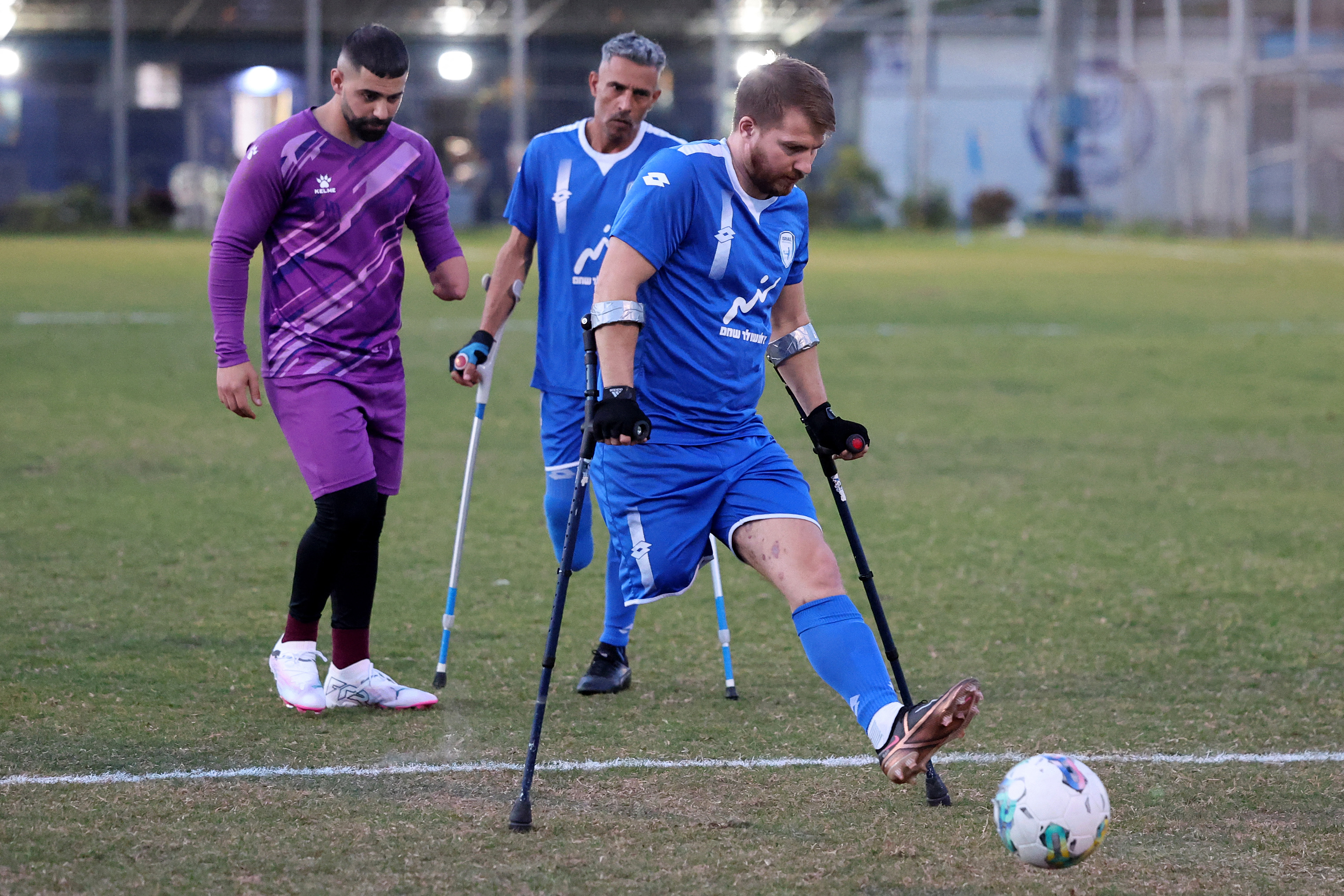 Superviviente de ataque de Hamás, la nueva promesa del fútbol para amputados