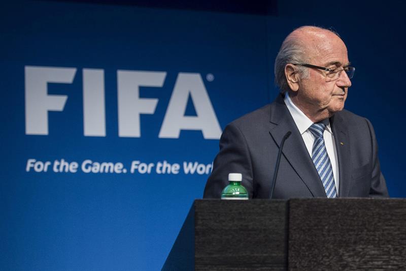 Joseph Blatter renunció a la presidencia de la Fifa