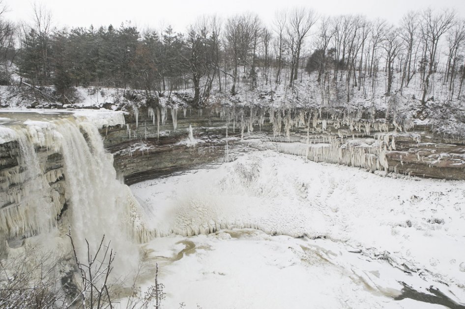 Vista general del área natural protegida conocida como Lower Falls, parcialmente congelada durante el vórtice polar que azota Canadá,