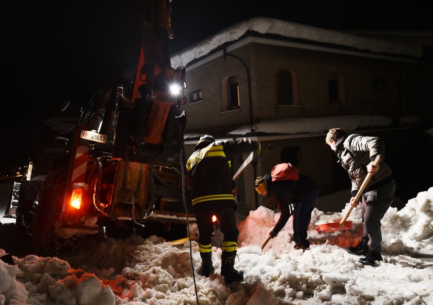 Hallan seis supervivientes en hotel italiano sepultado por alud