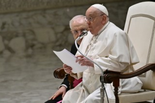 El papa Francisco está estable y sigue con el tratamiento contra la bronquitis
