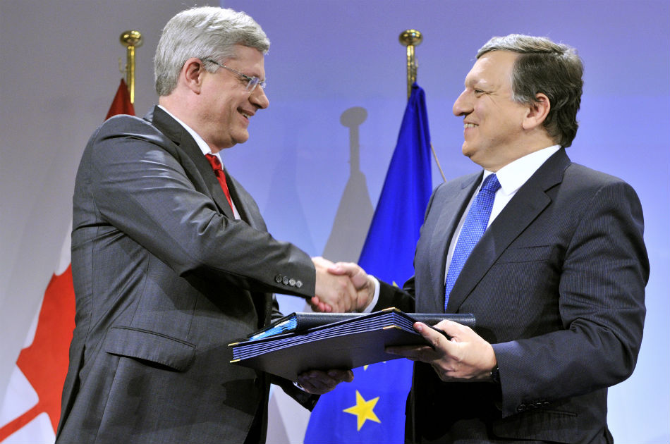 José Manuel Barroso de la Comisión Europea da la mano del primer ministro canadiense, Stephen Harper, durante la ceremonia de firma del acuerdo de libre comercio 