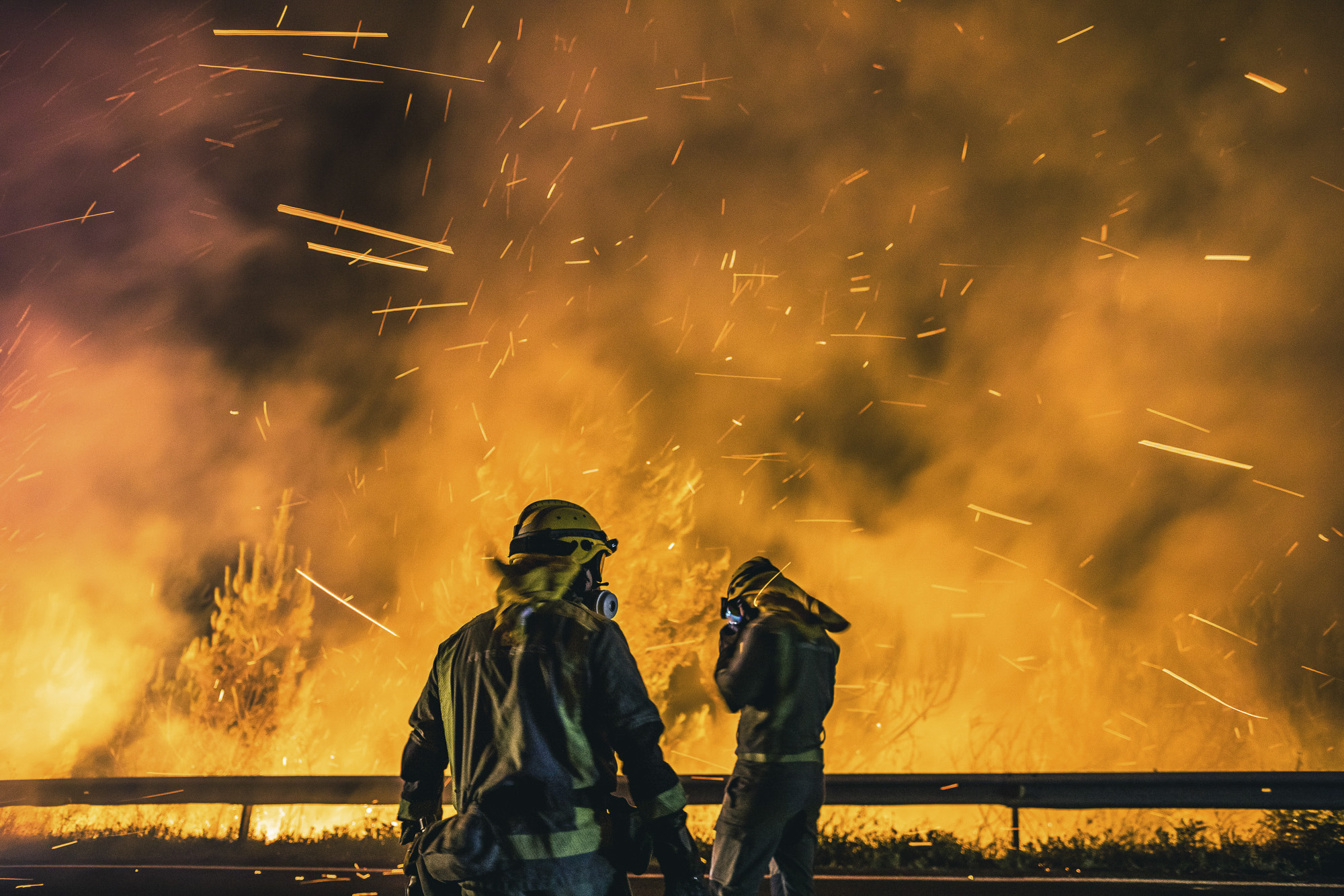 BOIRO (A CORUÑA), 06/08/2022.- Operarios de las Brigadas de Refuerzo de Incendios Forestales (BRIF) lucha contra las llamas en la madrugada de este sábado para extinguir el incendio declarado en el día anterior en la parroquia de Cures, Boiro, A Coruña, y que esta pasada noche alcanzó el monte de A Curota. EFE/Óscar Corral