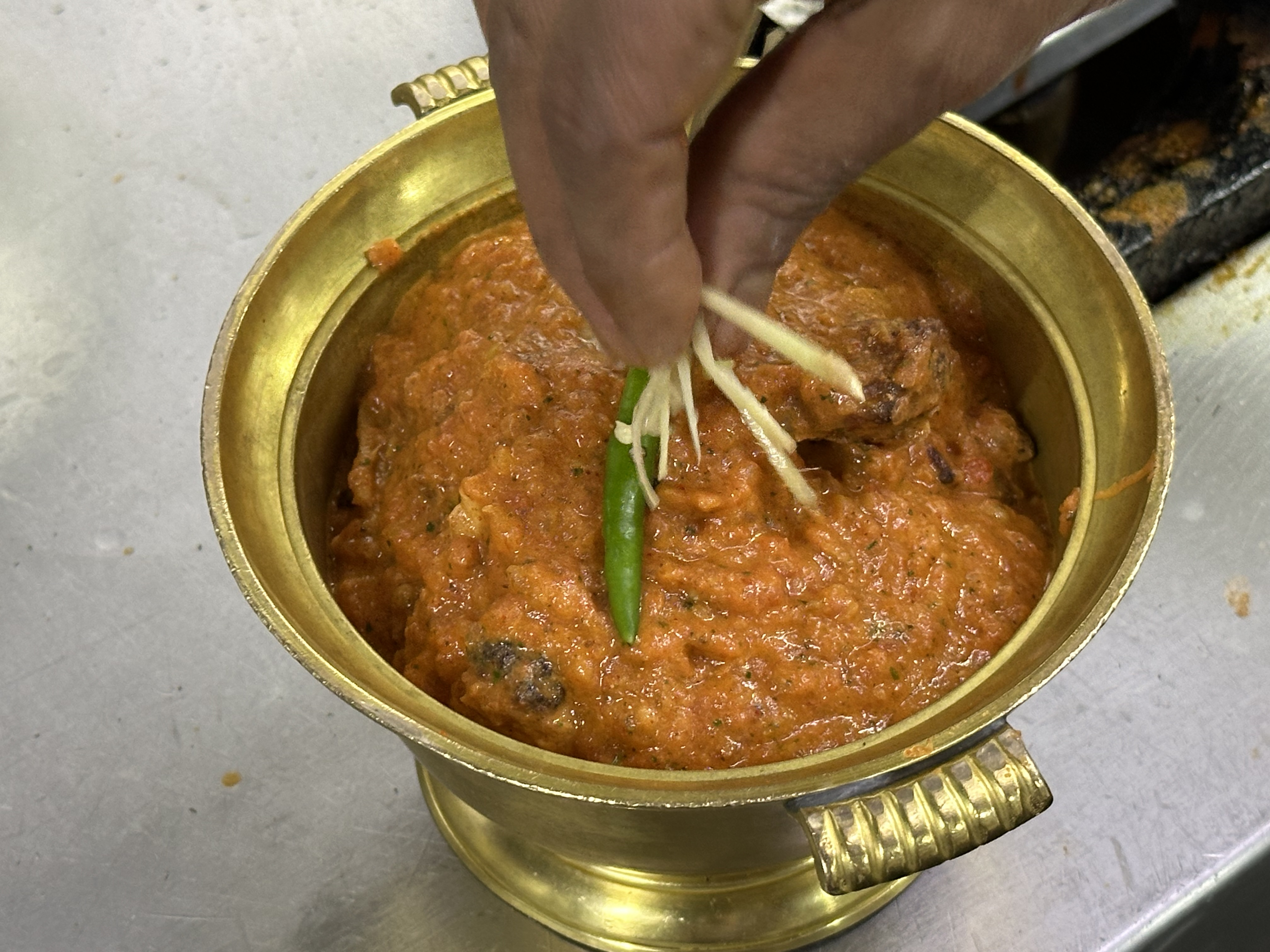 NUEVA DELHI, 29/05/2024.- La batalla por la autoría del Butter Chicken y Dal Makhani, dos de los platos más populares de la gastronomía de la India, llegan este miércoles al tribunal de Nueva Delhi para un veredicto que dirimirá quién inventó los famosos curry con un siglo de historia. EFE/ Rita Cardeira