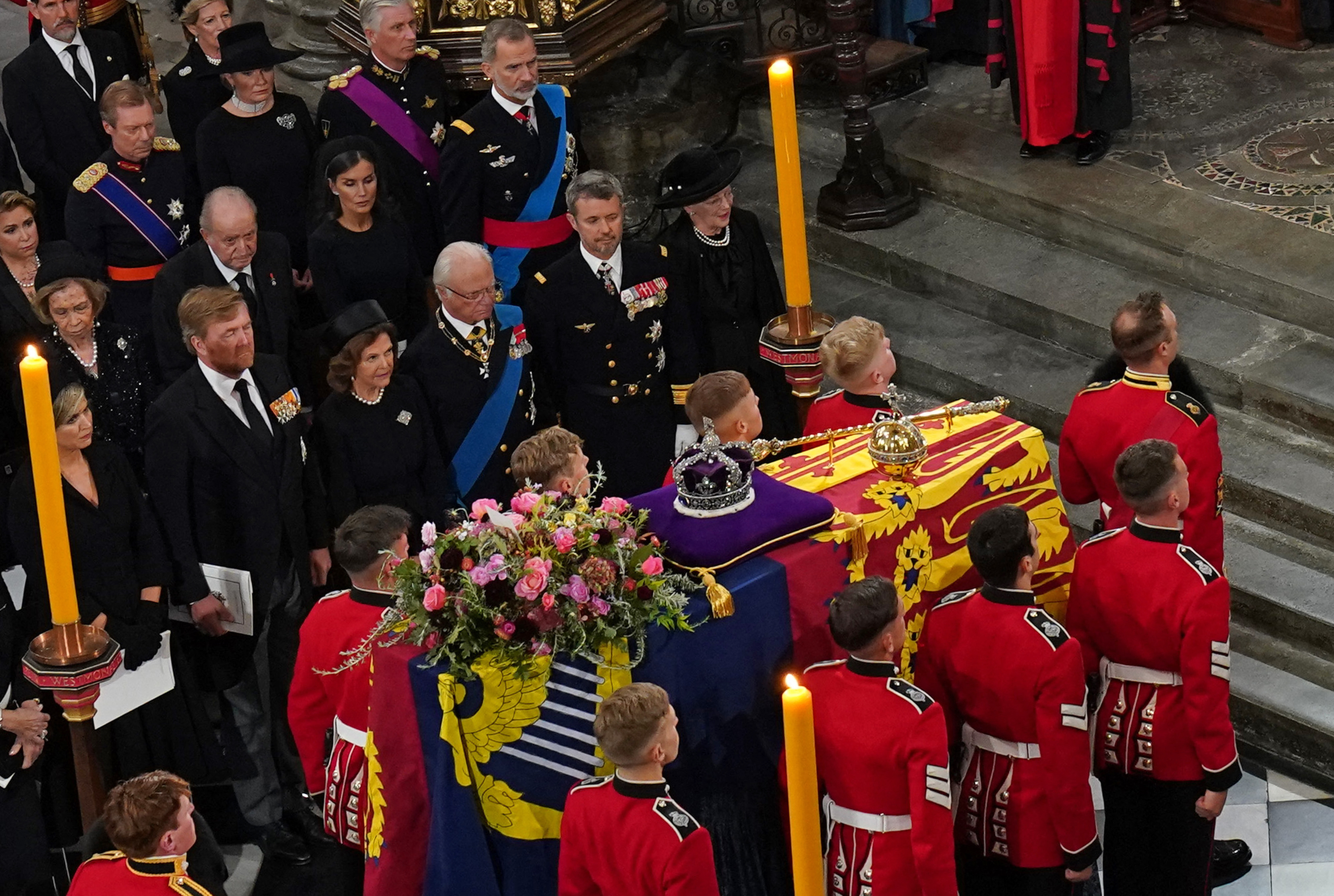 Juan Carlos, que abdicó en 2014 en favor de su hijo, fue invitado por el gobierno británico al funeral de Isabel II, mientras que el gobierno español insistió en que el representante de España en ese tipo de eventos era Felipe VI.