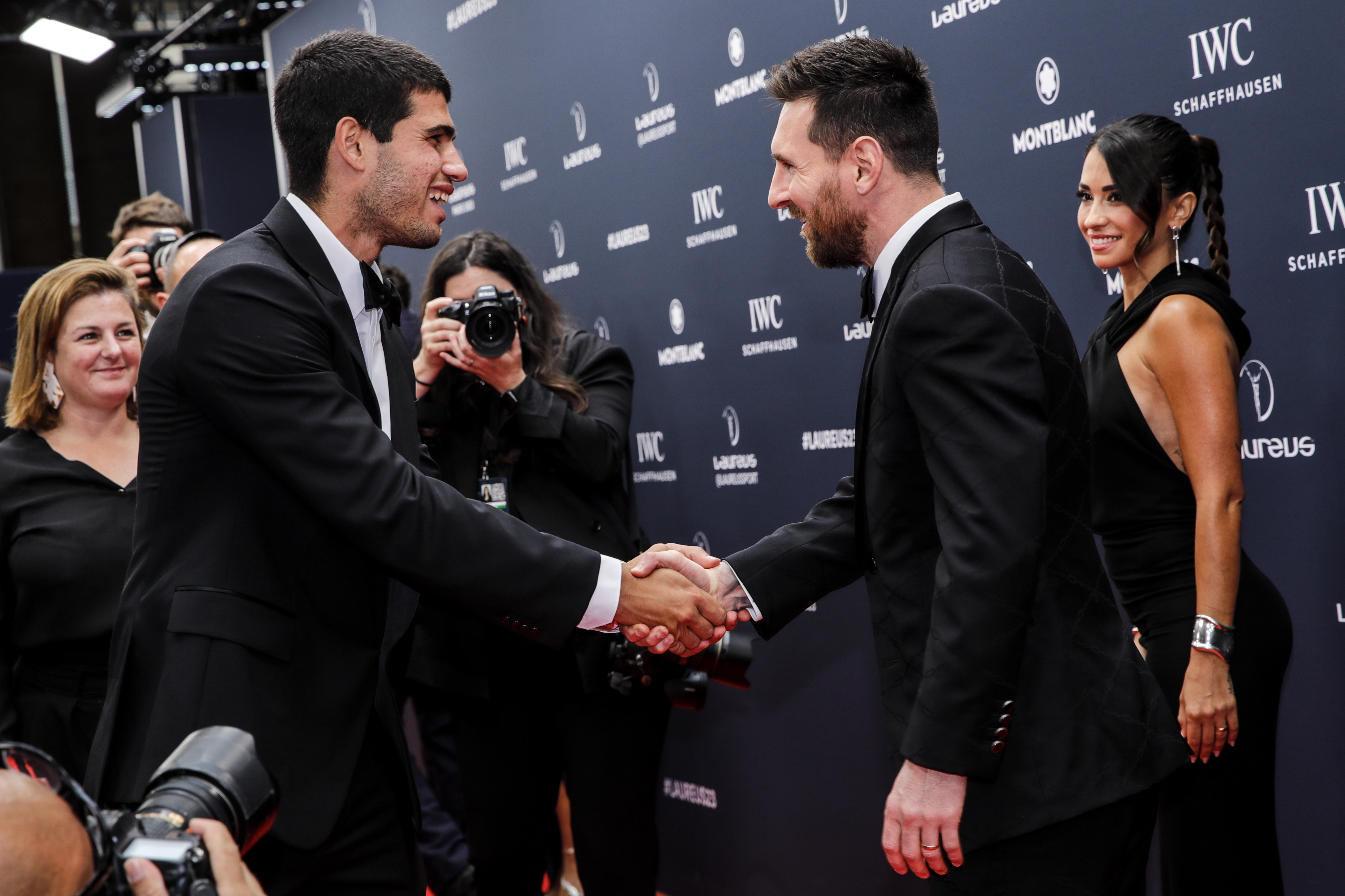 Paris (France), 08/05/2023.- Spanish tennis player Carlos Alcaraz (L) shakes hand with Lionel Messi (C) and with Messi's wife Antonela Roccuzzo (R) smiling as they arrive for the 2023 Laureus World Sports Awards in Paris, France, 08 May 2023. The awards ceremony will be an in-person event again after two years of virtual presentations due to the Covid-19 pandemic. (Tenis, Francia) EFE/EPA/TERESA SUAREZ