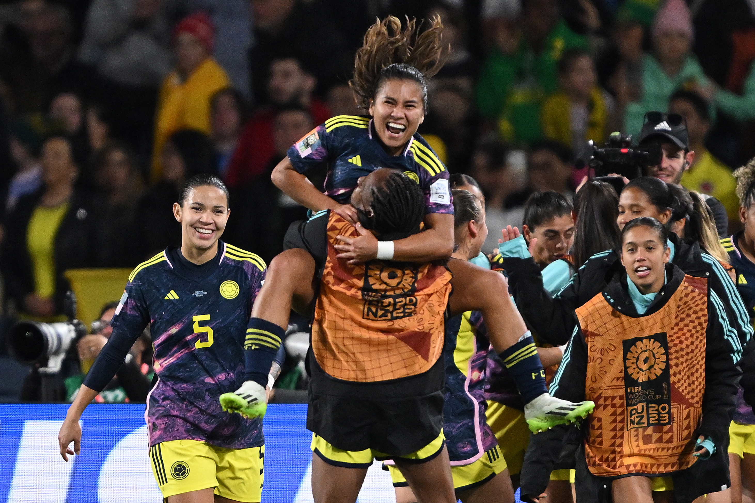 Sydney (Australia), 12/08/2023.- Leicy Santos of Colombia (top) celebrates with team mates after scoring the opening goal in the FIFA Women's World Cup 2023 Quarter Final soccer match between England and Colombia at Stadium Australia in Sydney, Australia, 12 August 2023. (Mundial de Fútbol) EFE/EPA/DEAN LEWINS AUSTRALIA AND NEW ZEALAND OUT
