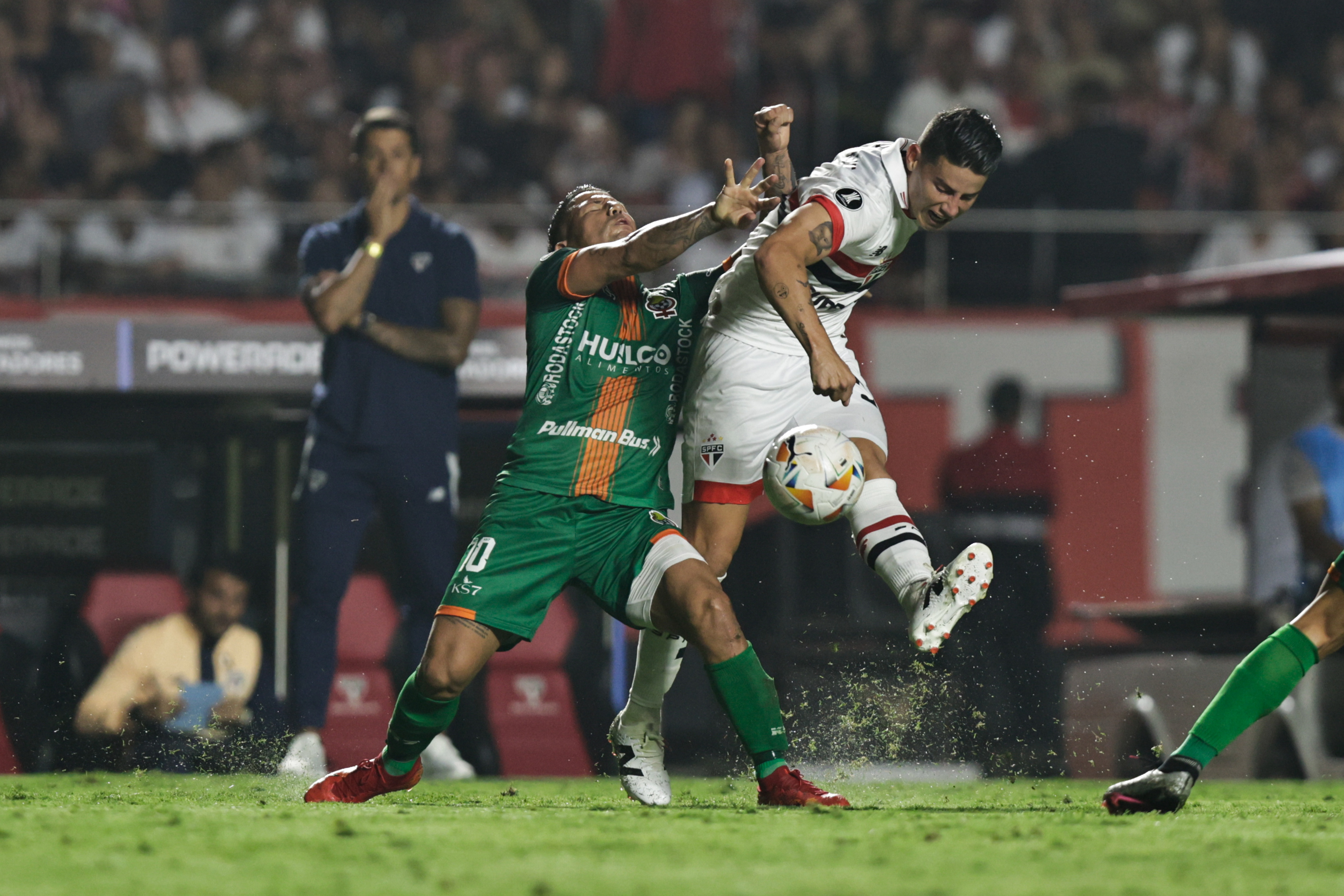 AMDEP9699. SAO PAULO (BRASIL), 10/04/2024.- James Rodríguez (d) de Sao Paulo disputa el balón con Leonardo Valencia de Cobresal este miércoles, en un partido de la fase de grupos de la Copa Libertadores entre Sao Paulo y Cobresal en el estadio Morumbi en Sao Paulo (Brasil). EFE/ Isaac Fontana
