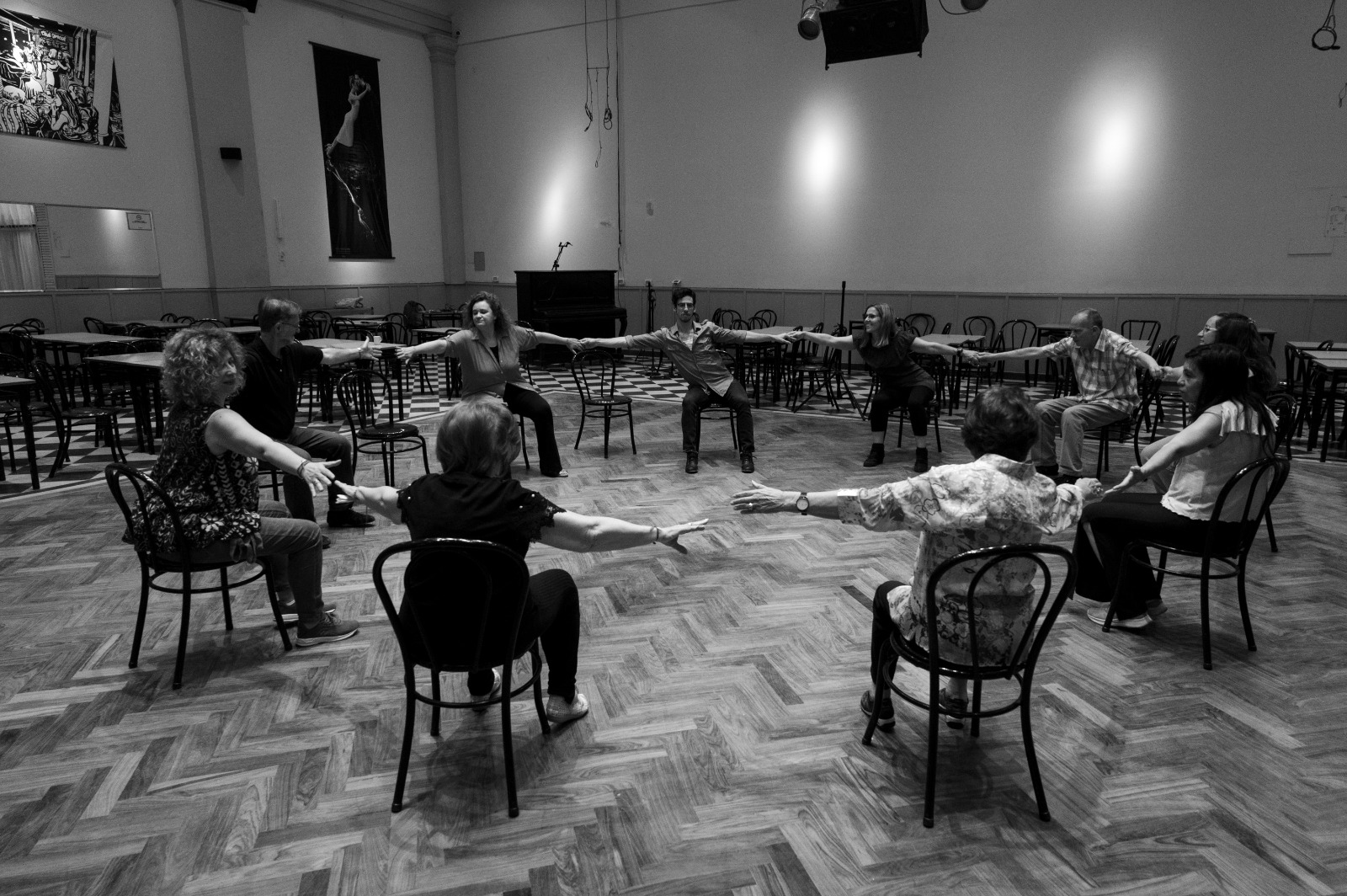 Calentamiento para pacientes con Parkinson antes del inicio de la clase de tango.