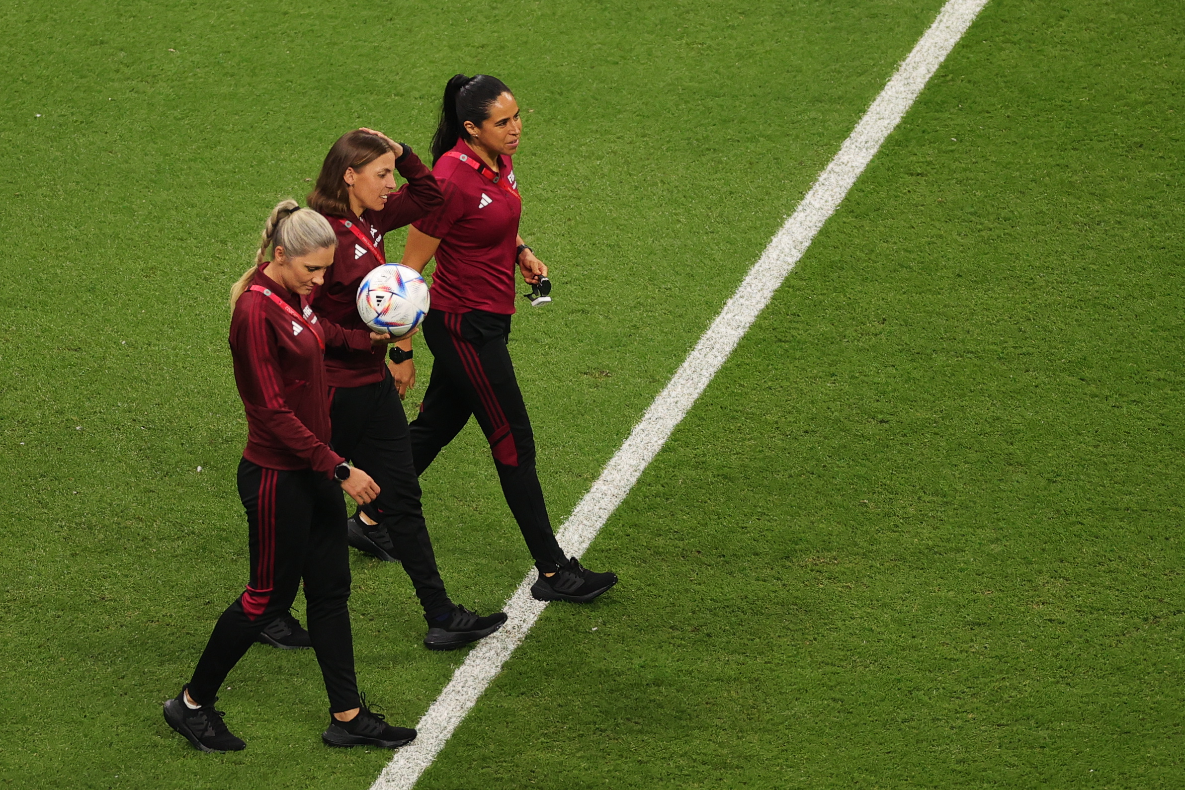 Al Khor (Qatar), 01/12/2022.- Referee Stephanie Frappart (C) walks with assistant referees Neuza Back (L) and Karen Diaz Medina (R) ahead of the FIFA World Cup 2022 group E soccer match between Costa Rica and Germany at Al Bayt Stadium in Al Khor, Qatar, 01 December 2022. (Mundial de Fútbol, Alemania, Catar) EFE/EPA/Friedemann Vogel