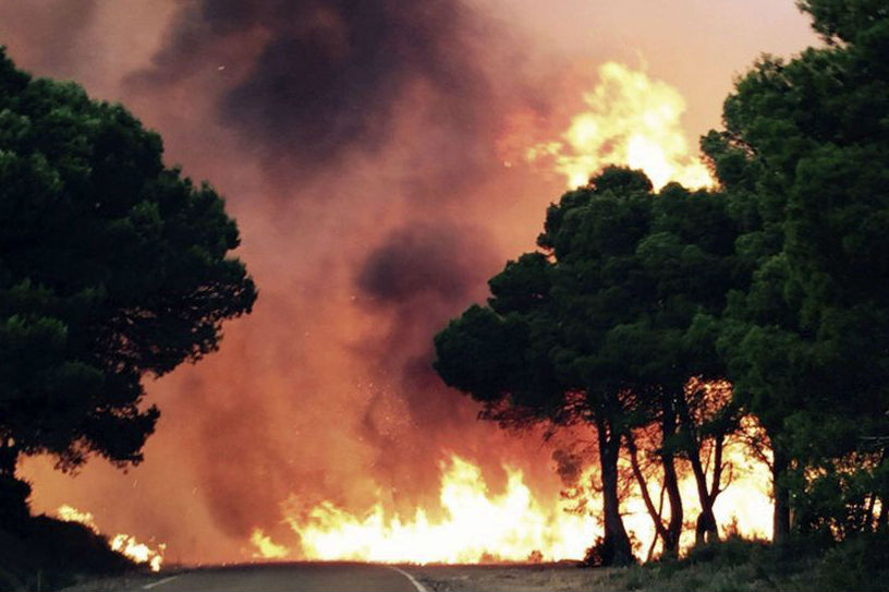 500 personas y 26 medios aéreos tratan de extinguir incendio en España