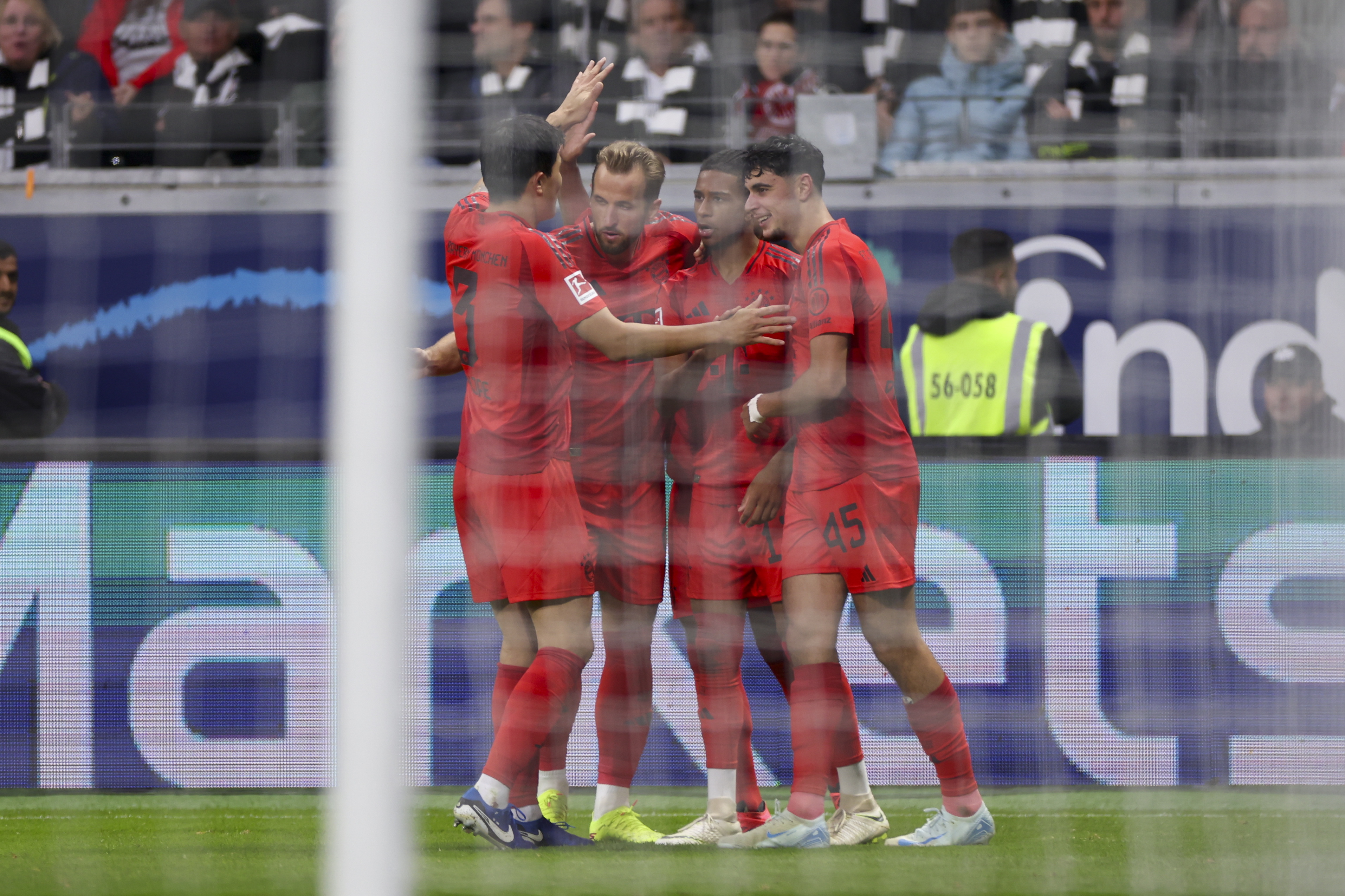 Frankfurt (Germany), 06/10/2024.- Michael Olise of Munich (2-R) celebrates with teammates after scoring the 2-3 during the German Bundesliga soccer match between Eintracht Frankfurt and FC Bayern Munich in Frankfurt, Germany, 06 October 2024. (Alemania) EFE/EPA/CHRISTOPHER NEUNDORF CONDITIONS - ATTENTION: The DFL regulations prohibit any use of photographs as image sequences and/or quasi-video.