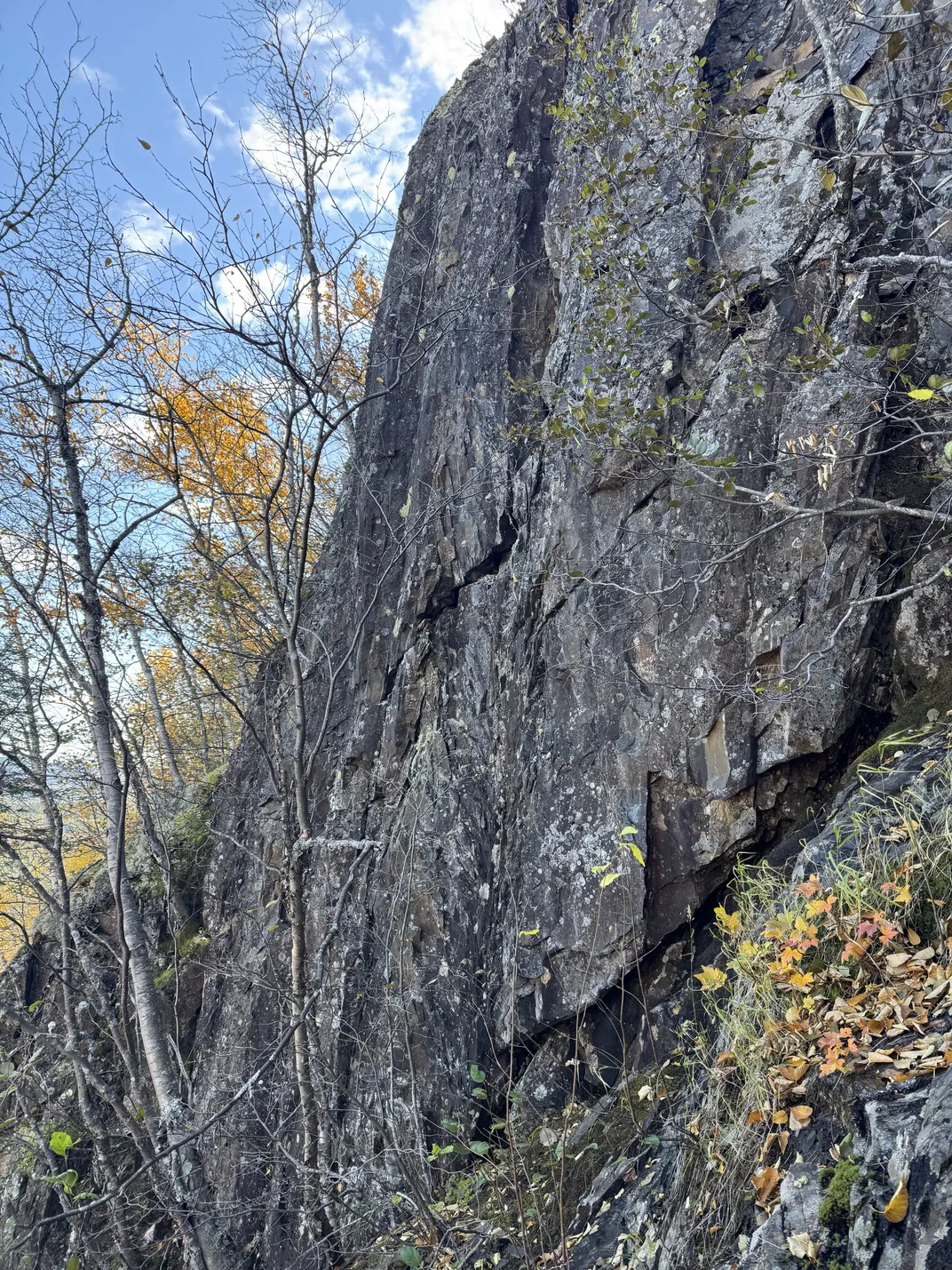 En el lugar se encuentran grandes acantilados de roca fundida por el impacto del meteorito.