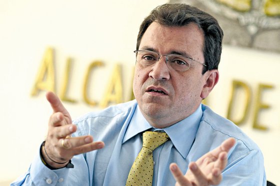 Alonso Salazar lanzó dardos a concejal que le cuestionó por supuestos nexos con delincuentes
