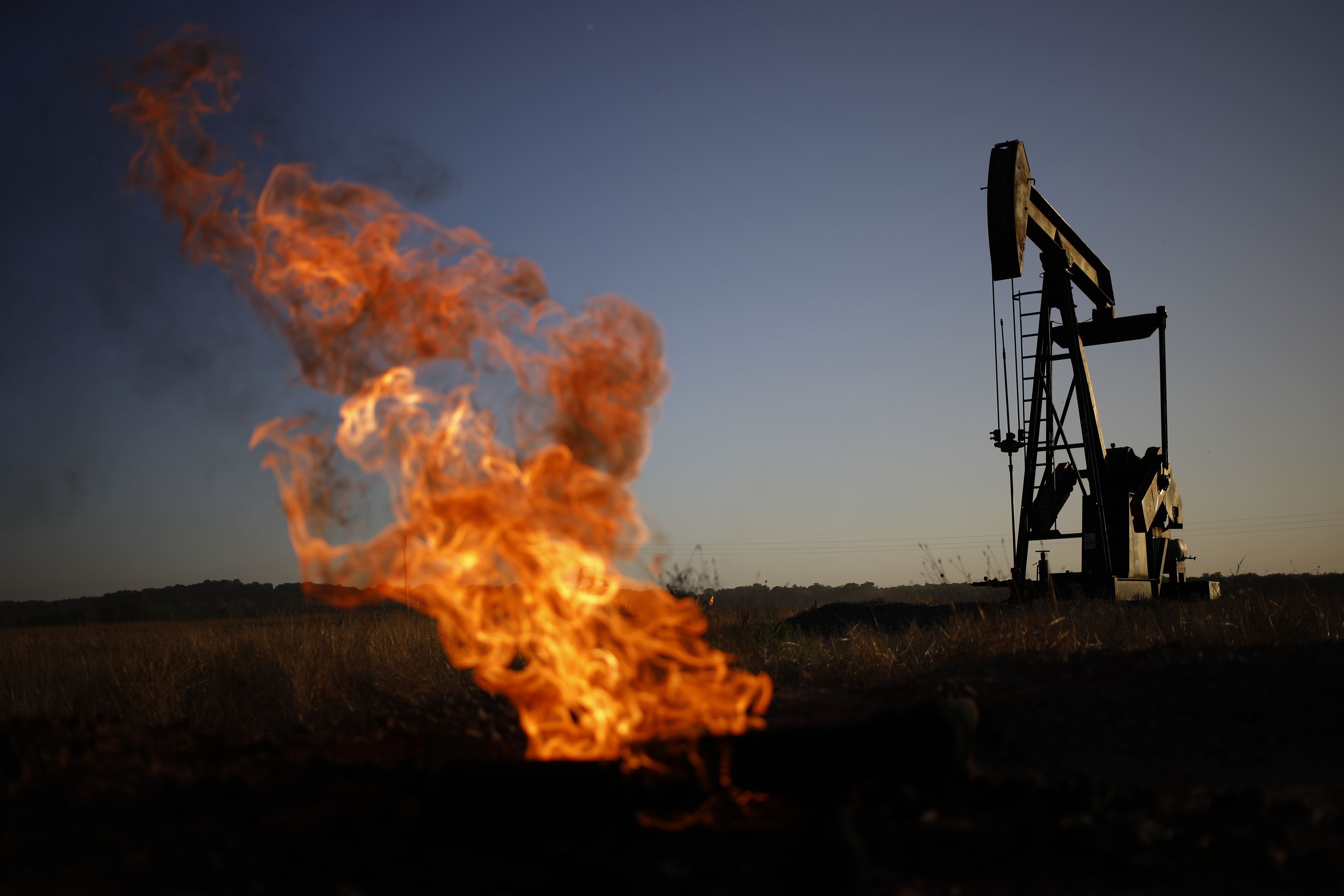 Petróleo de sobra en el mundo, pero… ¿quién lo quiere? Tensiones en 2025