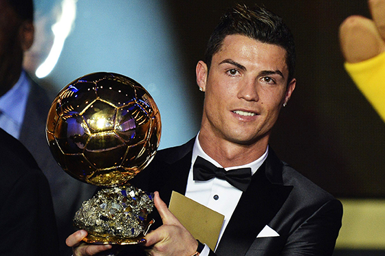 BO30. ZÚRICH (SUIZA), 13/01/2014.- El delantero portugués del Real Madrid, Cristiano Ronaldo, posa con el trofeo del Balón de Oro 2013 durante la gala celebrada en Zúrich, Suiza, el 13 de enero del 2014. EFE/Steffen Schmidt