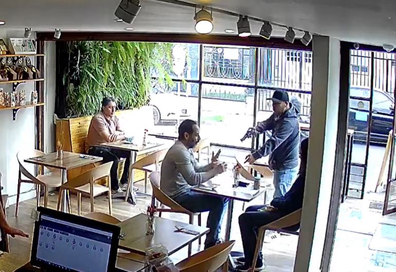 Así fue el atraco a mano armada en una cafetería de Usaquén este domingo en Bogotá