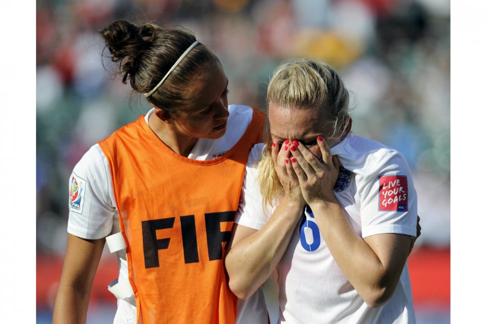 Un gol en propia puerta de Bassett despedaza a Inglaterra