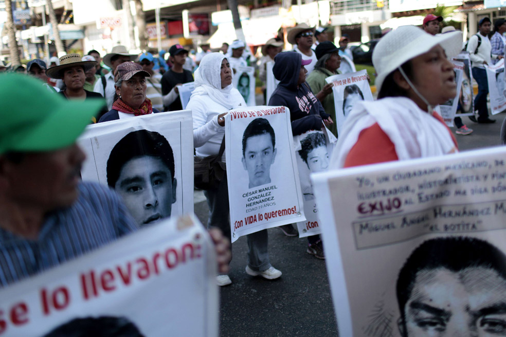 Manifestantes en Acapulco exigen al Gobierno información sobre el paradero de los 43 estudiantes desaparecidos en Ayotzinapa. / AFP.