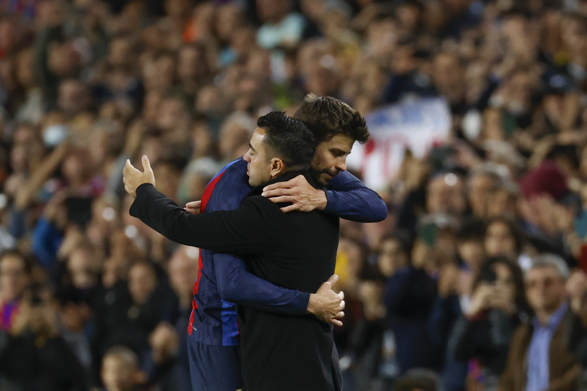 BARCELONA, 05/11/2022.- El defensa del Barcelona Gerad Piqué se abraza con su entrenador, Xavi Hernández (i) al abandonar el terreno de juego, durante el encuentro de la decimotercera jornada de LaLiga entre el FC Barcelona y el UD Almería que disputan este sábado en el Camp Nou, en Barcelona. EFE/Toni Albir