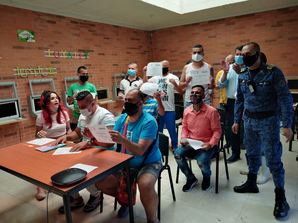 Reclusos en Armenia recibiendo el diploma