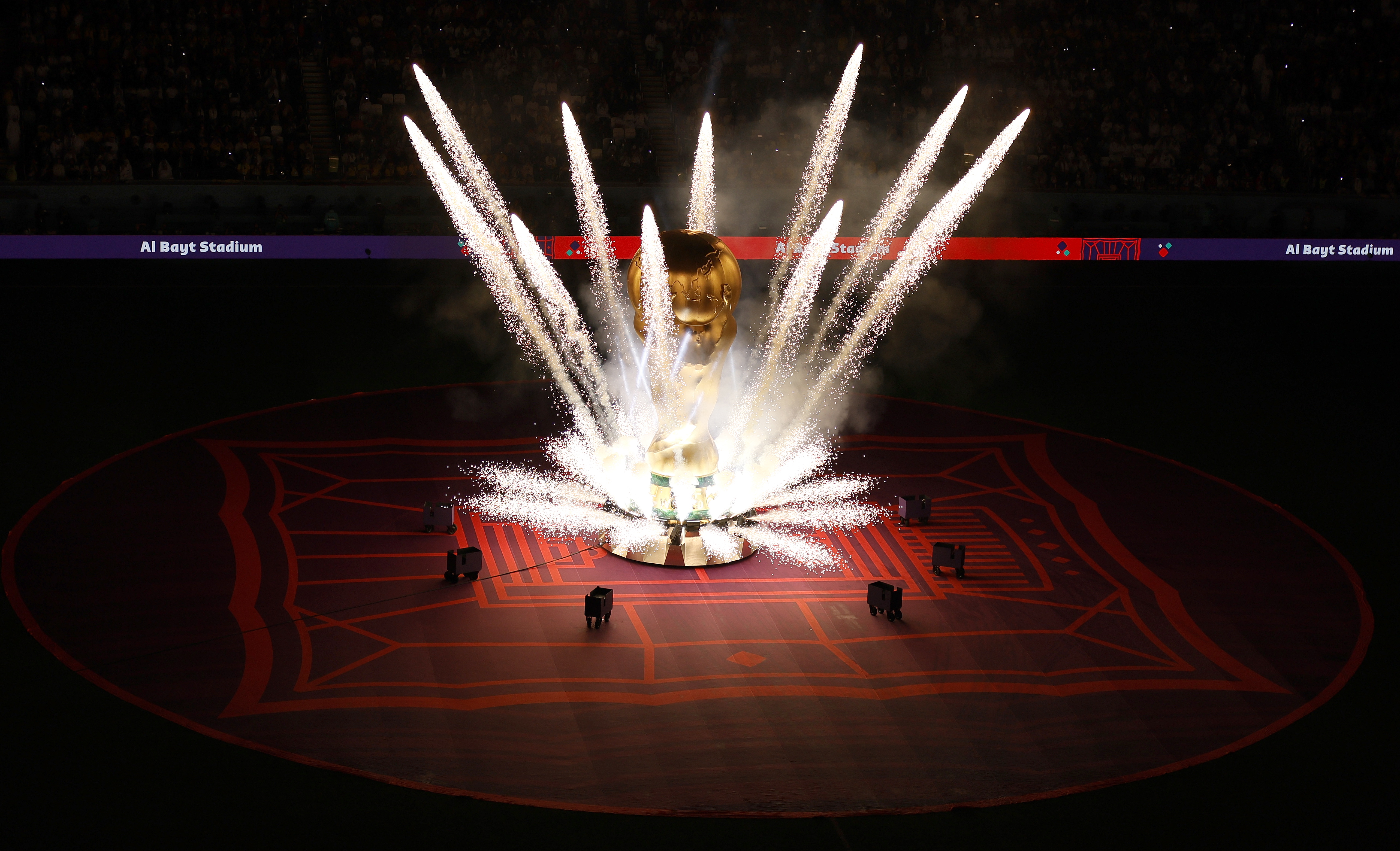 Al Khor (Qatar), 20/11/2022.- A giant inflatable World Cup trophy is placed in the centre of the pitch prior to the FIFA World Cup 2022 group A Opening Match between Qatar and Ecuador at Al Bayt Stadium in Al Khor, Qatar, 20 November 2022. (Mundial de Fútbol, Catar) EFE/EPA/Ronald Wittek
