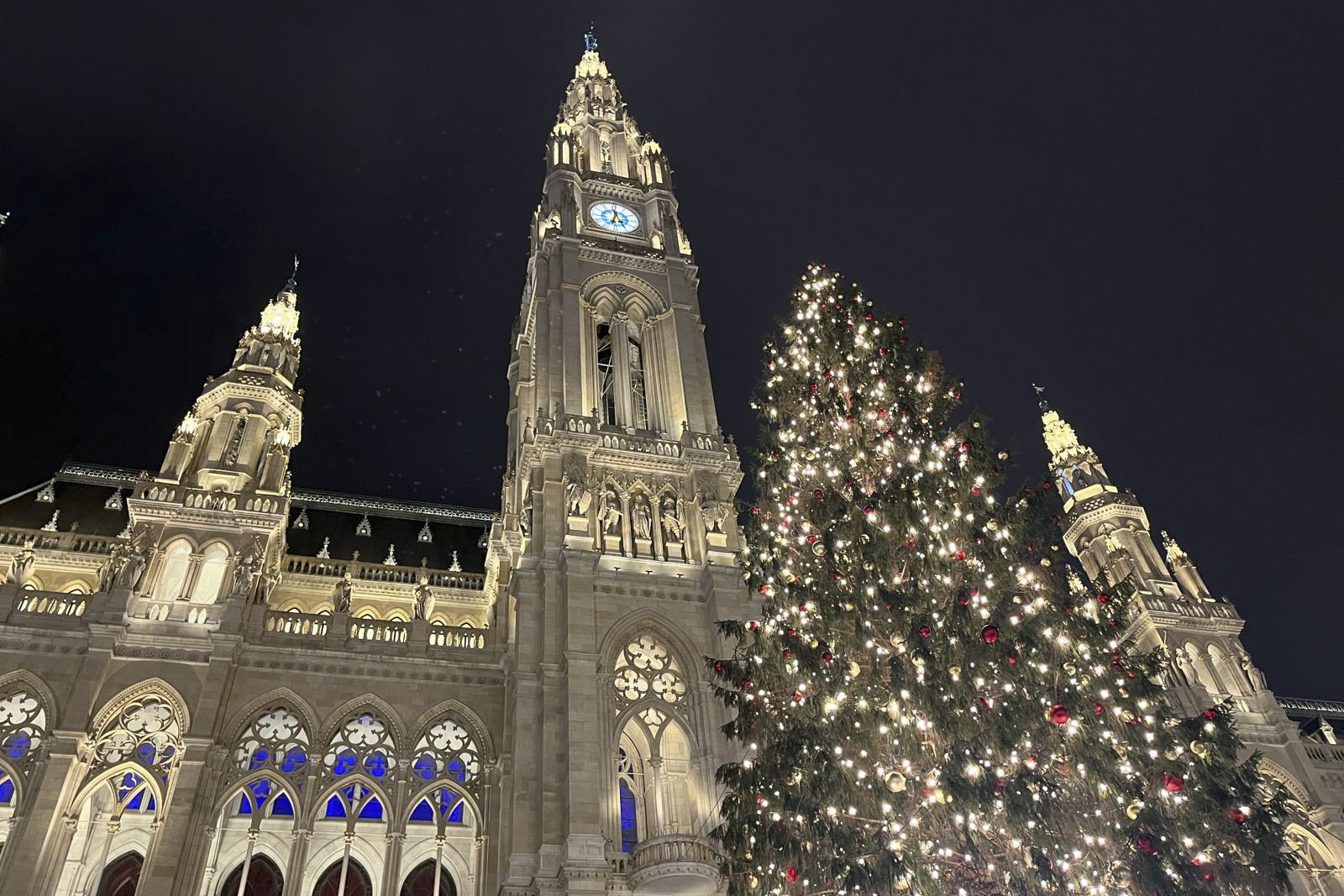 VIENA, 16/12/2025.- El aroma del vino caliente, el chocolate y las castañas asadas que desprenden los 14 grandes mercadillos de Navidad de Viena atraerán hasta finales de diciembre a más de cuatro millones de visitantes, un 25 % de ellos extranjeros, en una fiesta al aire libre en la que se mezcla la tradición con el impacto económico. EFE/ Sara Corsellas