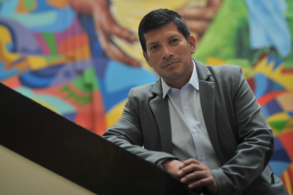Luis Enrique Fajardo dirige la biblioteca “La casa del pueblo”, en Inzá, Cauca. / Óscar Pérez - El Espectador