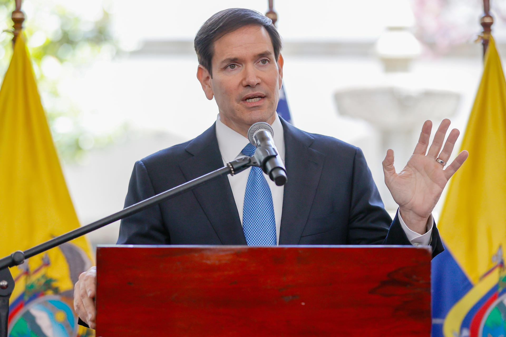 AME6082. QUITO (ECUADOR), 04/09/2025.- El secretario de Estado de los Estados Unidos, Marco Rubio, habla en una rueda de prensa este jueves, en el Palacio de Carondelet en Quito (Ecuador). Rubio anunció este miércoles que su país designó este jueves a las bandas criminales ecuatorianas Los Lobos y Los Choneros como grupos terroristas, en línea con la ofensiva que Washington encabeza contra el crimen organizado en Latinoamérica. EFE/José Jácome

