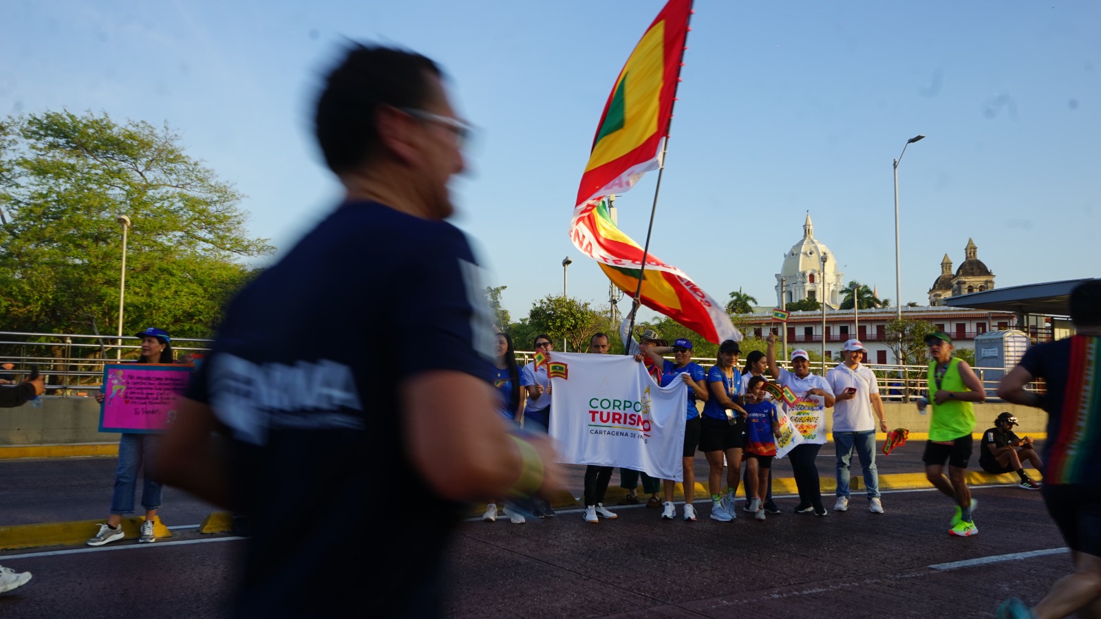 “El turismo deportivo llegó a Cartagena para quedarse. Las experiencias que le deja esta ciudad a los atletas y deportistas es diferenciadora en muchos aspectos: oferta de planes, postales memorables, un reto que se disfruta en corriendo en una ruta que muestra los mejores lugares de La Heroica”, expresó Liliana Rodríguez Hurtado, presidente ejecutiva de Corpoturismo.