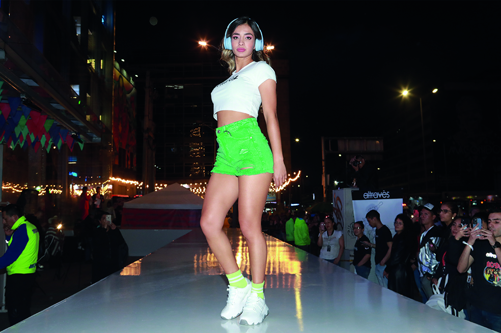 Pasarela NEOS 13