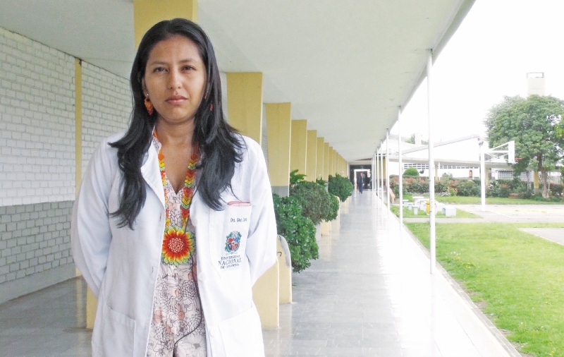 Lina Coral, del pueblo camëntsá, en el valle del Sibundoy, decidió estudiar medicina a los 16 años. / Pablo Correa