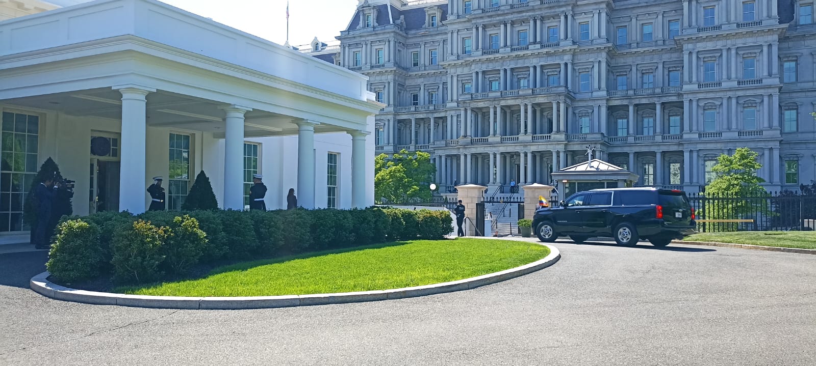 En una camioneta negra, el presidente de Colombia, Gustavo Petro, llega a la Casa Blanca.