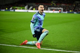 TOPSHOT - Arsenal's Brazilian midfielder #11 Gabriel Martinelli celebrates after scoring his team third goal during the English Premier League football match between Brentford and Arsenal at the Gtech Community Stadium in London on January 1, 2025.