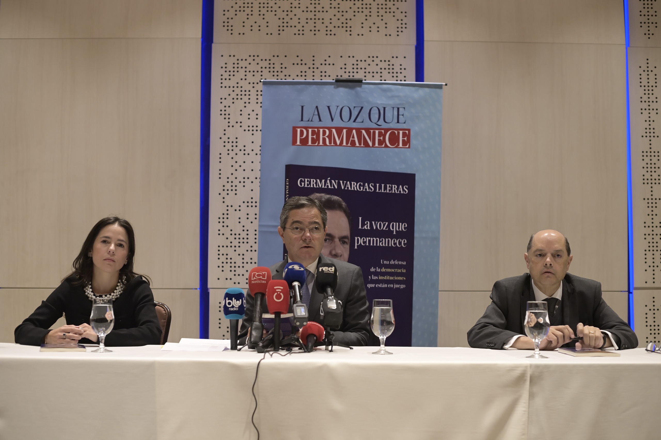 Clemencia Vargas, José Antonio y Enrique Vargas Lleras en el lanzamiento del libro de columnas del fallecido exvicepresidente Germán Vargas Lleras.