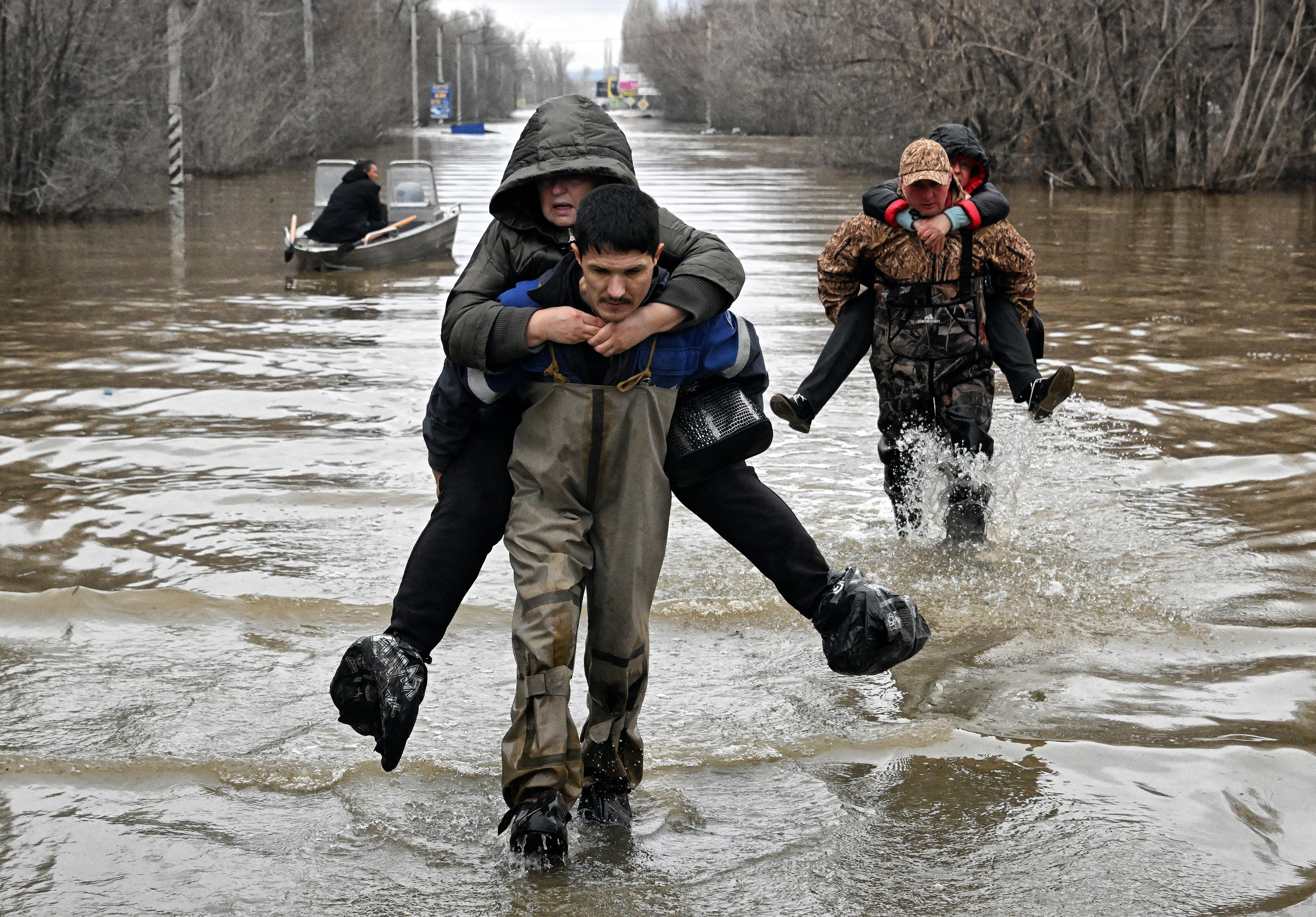 Más de cien mil personas evacuadas por inundaciones en Rusia y Kazajistán